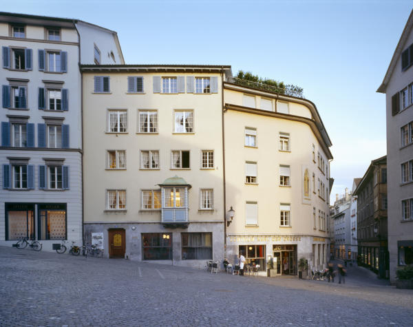 ZUERICH, STADT, STAEDTE, INNENSTADT, ALTSTADT, REISEN, GROSSMUENSTERPLATZ, HISTORISCHER STADTTEIL, HISTORISCHE ALTSTADT, HISTORISCHE INNENSTADT, PLATZ, PLAETZE, ALTSTADTHAUS, ALTSTADTHAEUSER, KOPFSTEINPFLASTER,