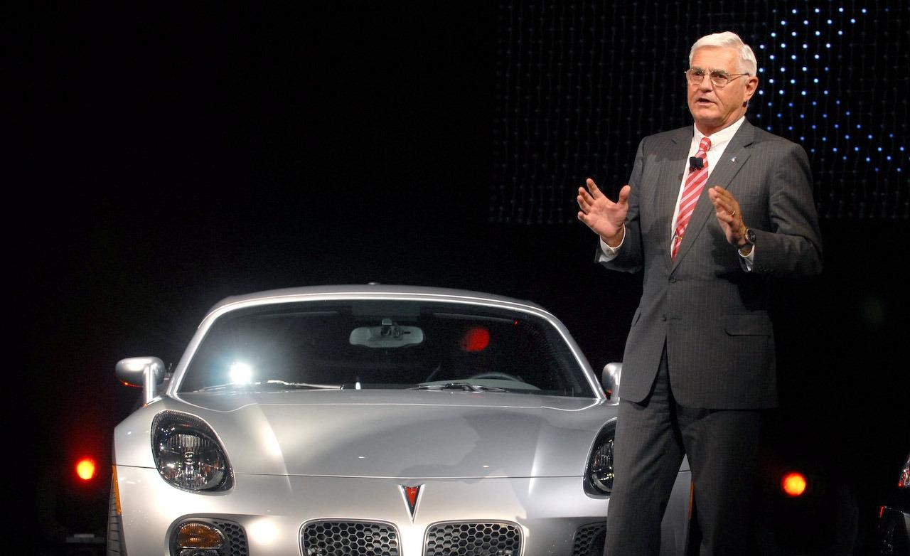 bob-lutz-introduces-the-2009-pontiac-solstice-coupe-at-the-2008-new-york-auto-show-photo-259359-s-1280x782